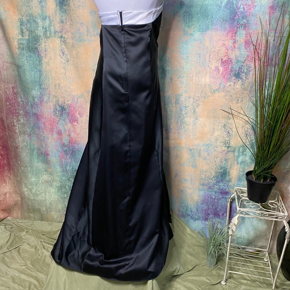 πTimeless & Elegant Black & White Gown - Prom - Formal - Wedding - Picture 2 of 14